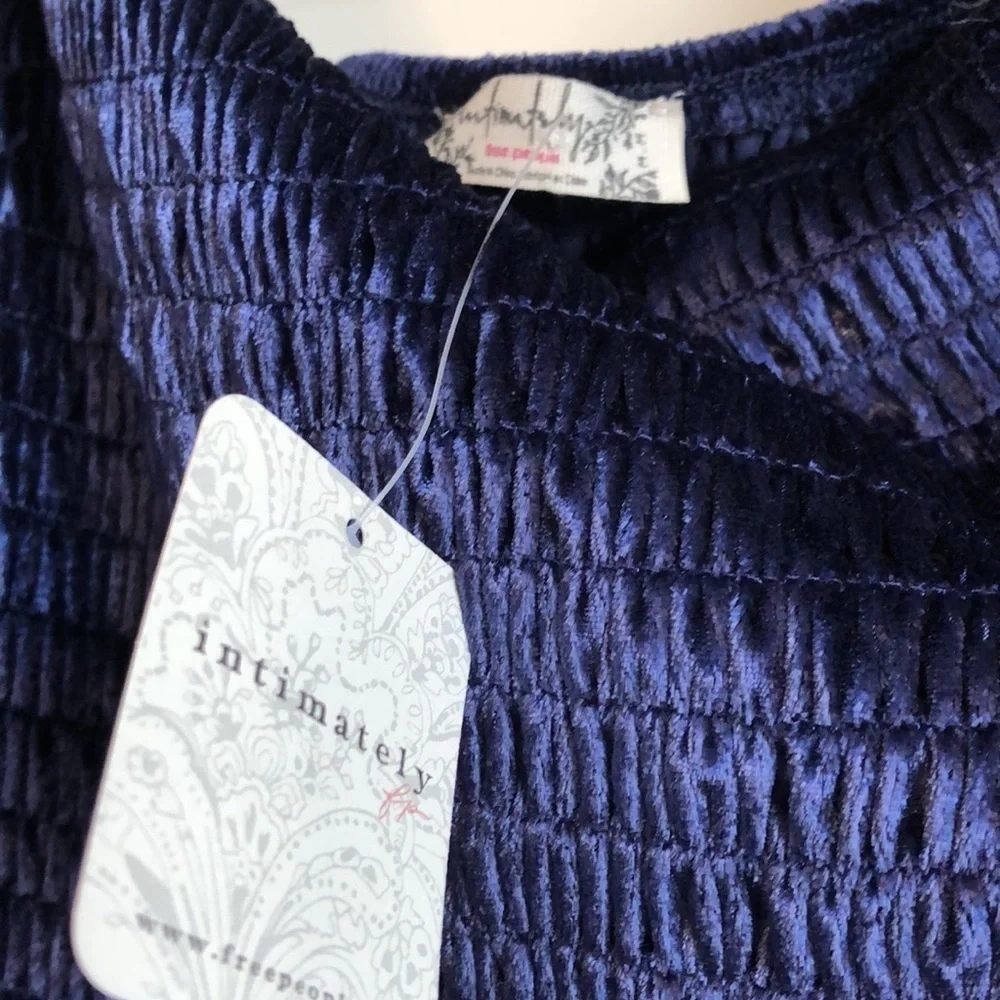 Free People girls Just Wanna Bodysuit Sz M Navy Smocked Puff Sleeve Velvet - Picture 4 of 8